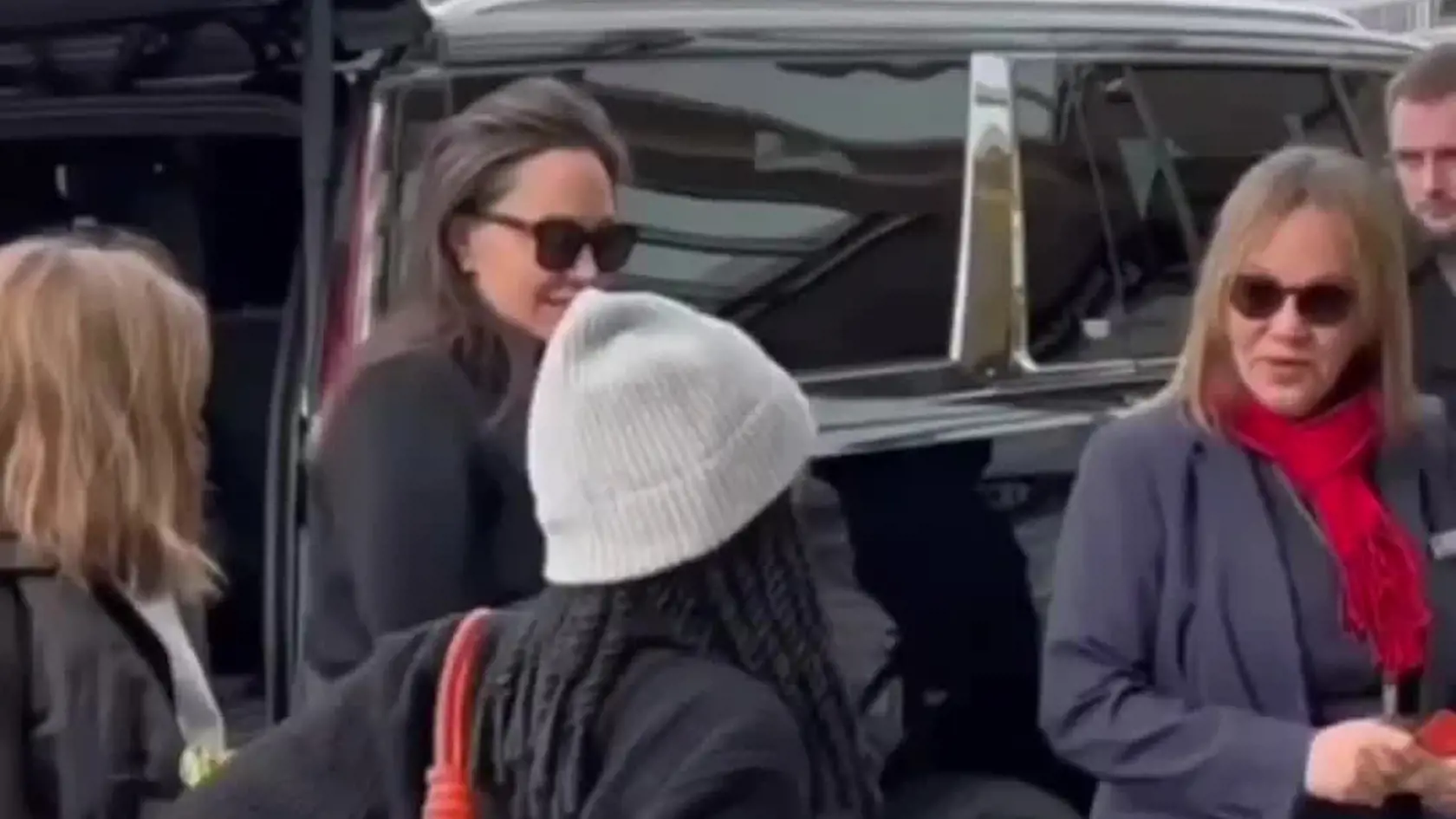 Šikovným fotografom sa podarilo zvečniť hollywoodsku herečku Angelina Jolie (47)  na nákupe so svojou dcérou Zaharou (17) na Manhattane. Na najnovších snímkach vyzerá božsky, žeby bol dôvodom jej nový zajačik? Dokonca sa zdá, že už nevyzerá tak vychudnuto.