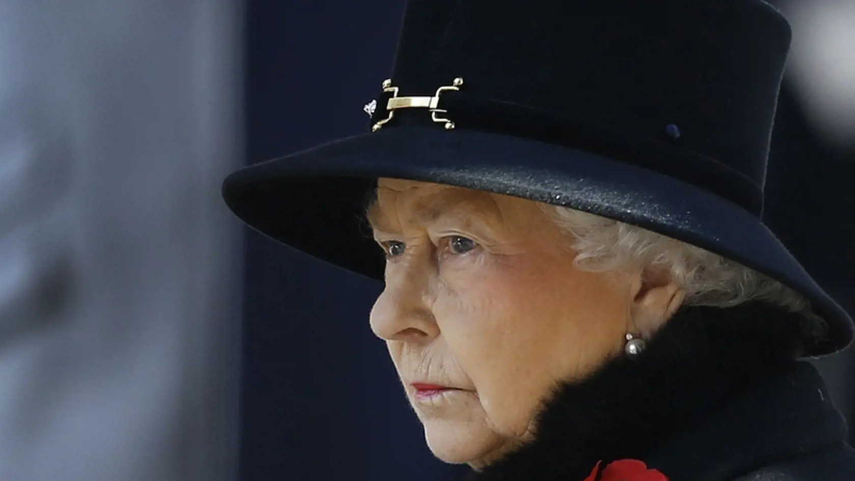 Britská kráľovná Alžbeta II. môže byť na svojich pokladníkov právom nahnevaná. V čase, keď sa všetci snažia šetriť, prehajdákali takmer celú finančnú rezervu.