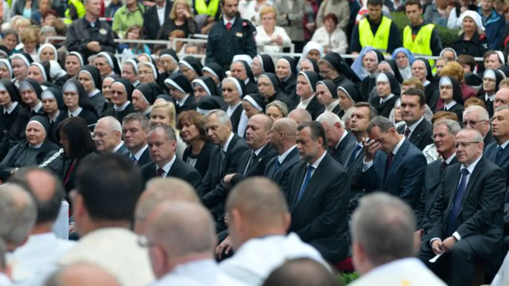 Andrej Kiska, prezident SR, Ivan Gašparovič, bývalý prezident SR, Peter Pelegrini, predseda NRSR (prvý rad sprava) na Národnej púti pri bazilike Sedembolestnej Panny Márie. Šaštín-Stráže, okr. Senica, 15. september 2015. Foto: SITA/Martin Medňanský