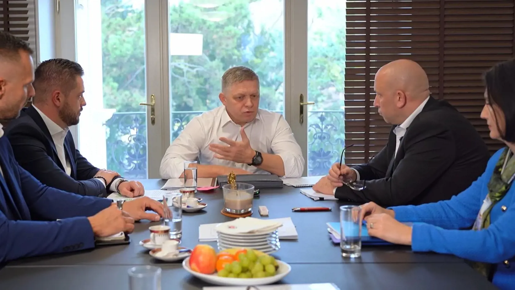 Robert Fico zverejnil nové video porady zo svojej pracovne.