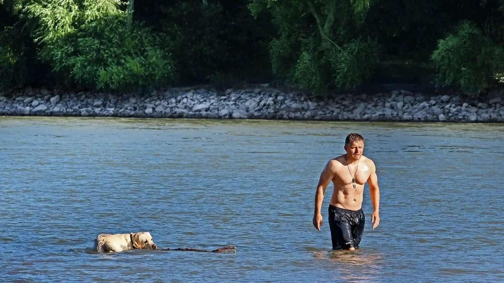 Priatelia, v letných horúcich dňoch dobre padne osviežiť sa. Osobne som vždy preferoval a preferujem oddych na Slovensku. Ranné plávanie v Dunaji patrí k mojim najobľúbenejším aktivitám - napísal k fotke Robert Fico.