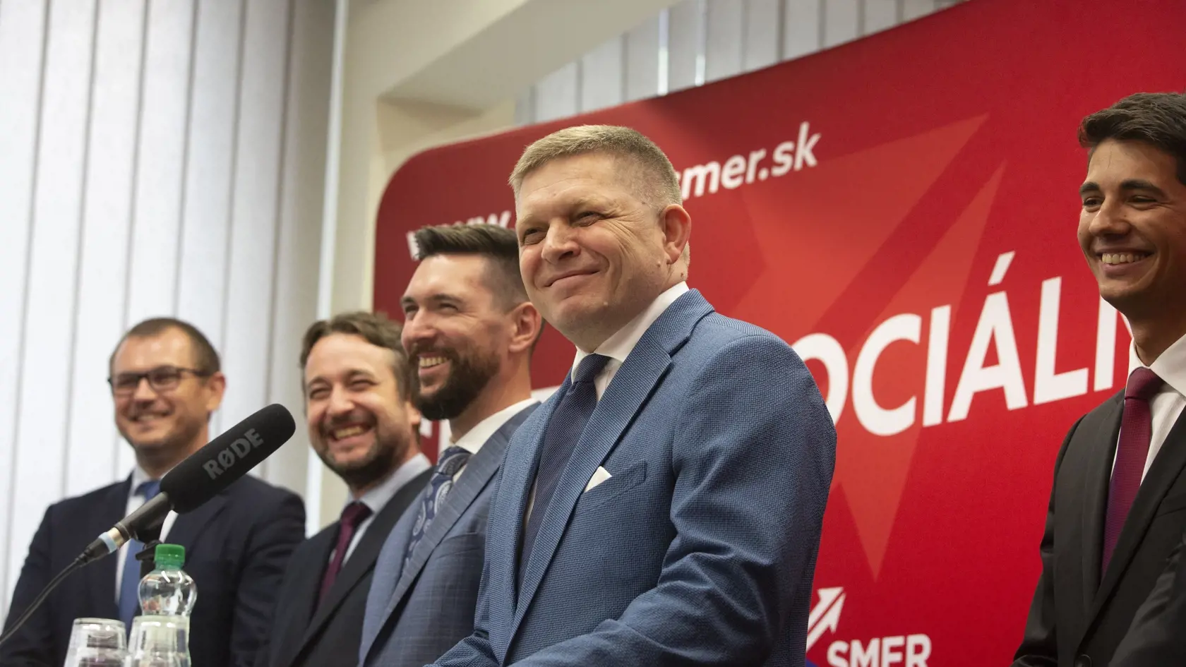 Pracovný snem strany SMER-SD na Súmračnej ulici v BA
Na obr: predsedníctvo Smer-SD
Marián Saloň, Richard Takáč, Róbert Fico, Erik Kaliňák, Ladislav Kamenický, Juraj Blanár