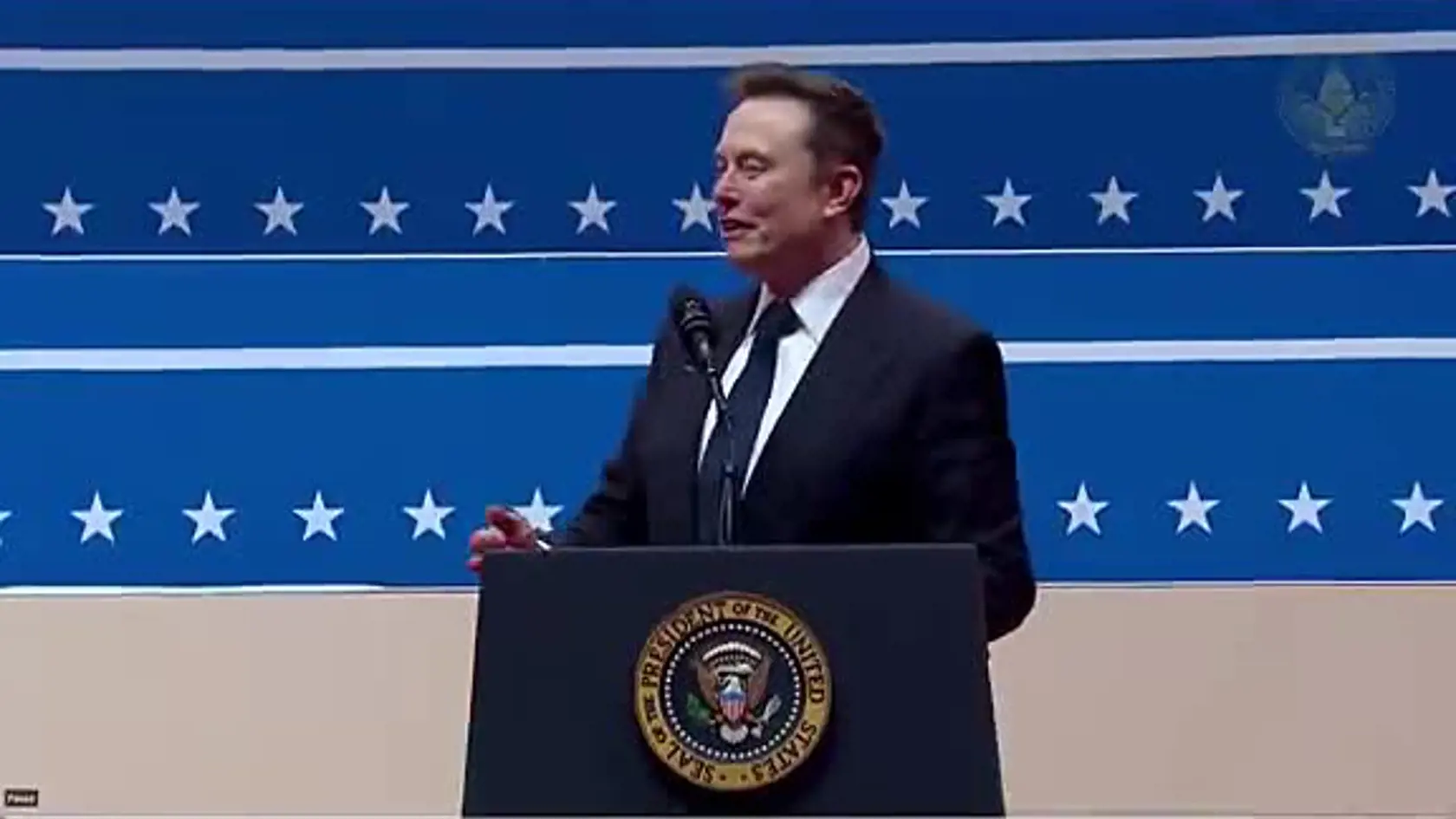 Musk vyvolal rozruch pozdravom pravicou na Trumpovom zhromaždení vo Washingtone