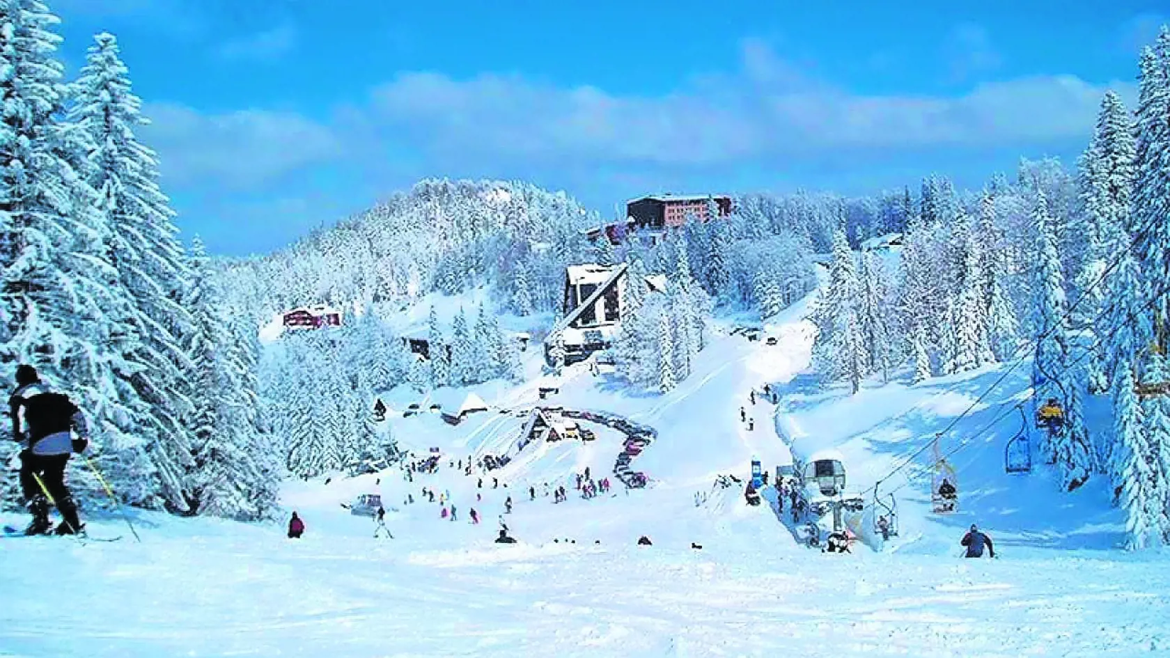 Jahorina v Bosne a Hercegovine: Priemerná cena denného skipasu: 30 €, dĺžka zjazdoviek: 24,5 km, Apres ski: Pivo 1,60 – 2,50 €.