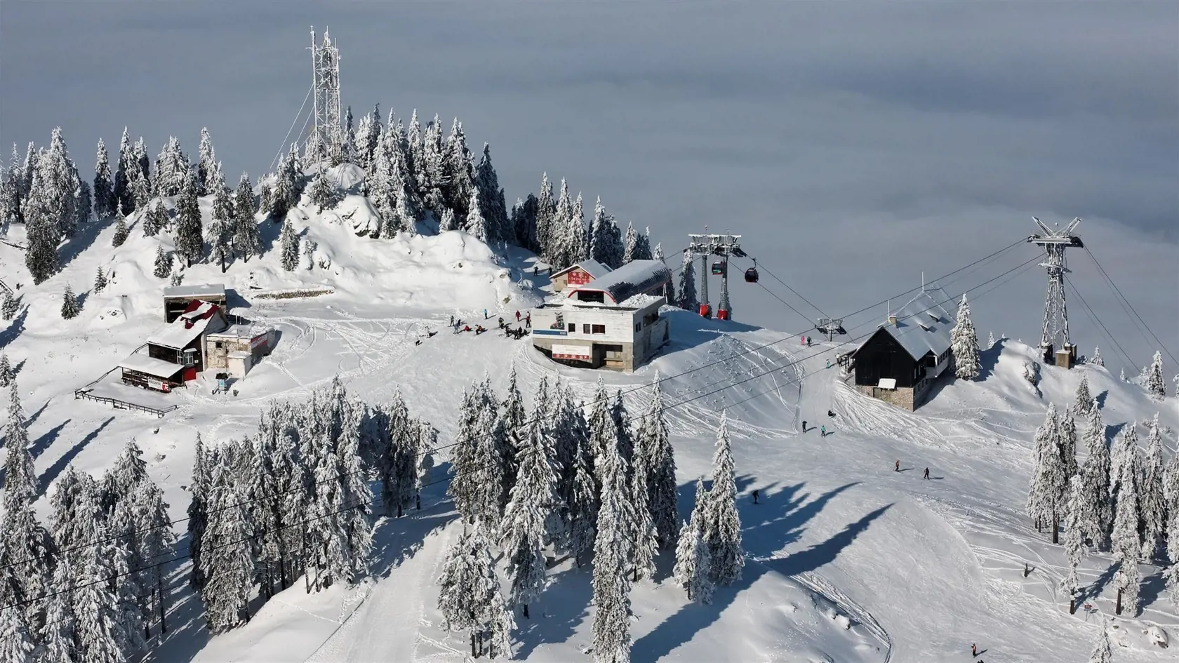 Poiana Brasov v Rumunsku v Transylvánii: Denný skipas 30 €, dĺžka zjazdoviek 24,5 km, Apres ski: Pivo 1,60 – 2,50 €.