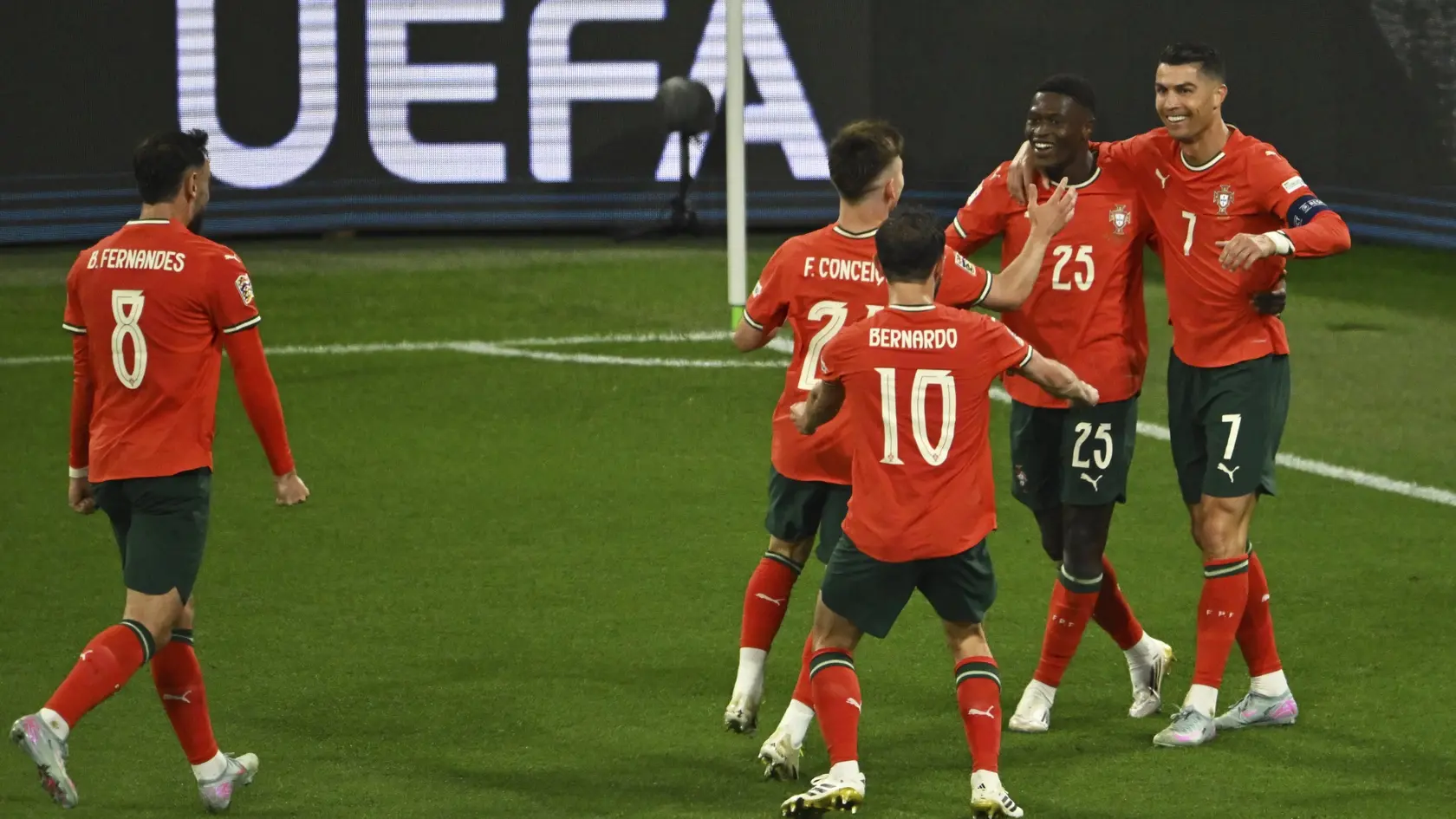 Cristiano Ronaldo (vpravo) oslavuje víťazný gól proti Nemecku. 