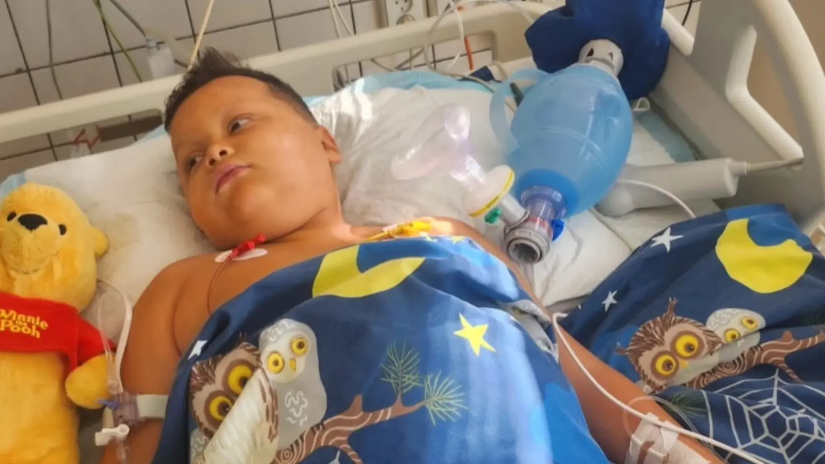 Dominik už má po operácii.