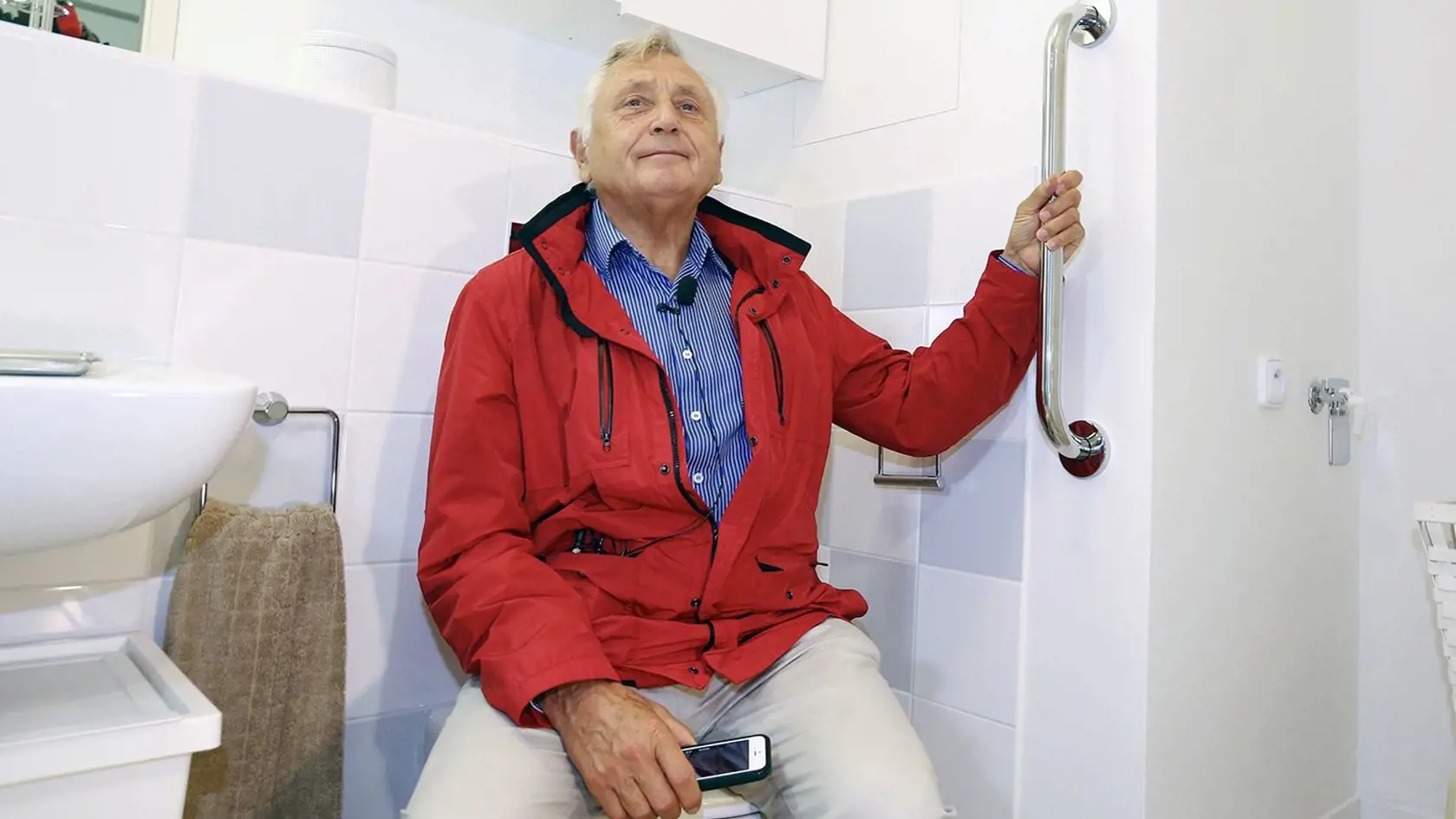 Jiří Menzel podporil novootvorený domov pre seniorov. Vyskúšal aj záchod. 