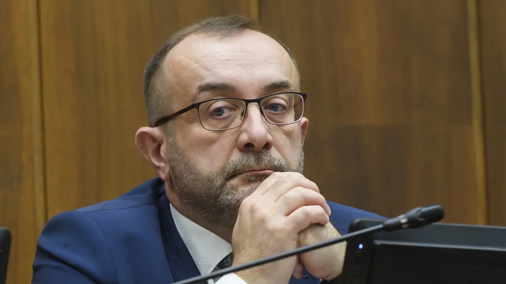 Mužom, ktorému vypadla zbraň, bol otec poslanca Národnej rady Róberta Puciho zo strany Hlas-SD, ktorý vedie poslanecký klub tejto strany. Zosnulý bol jeho dlhoročným priateľom a spolu sa zúčastnili poľovačky na diviaky.