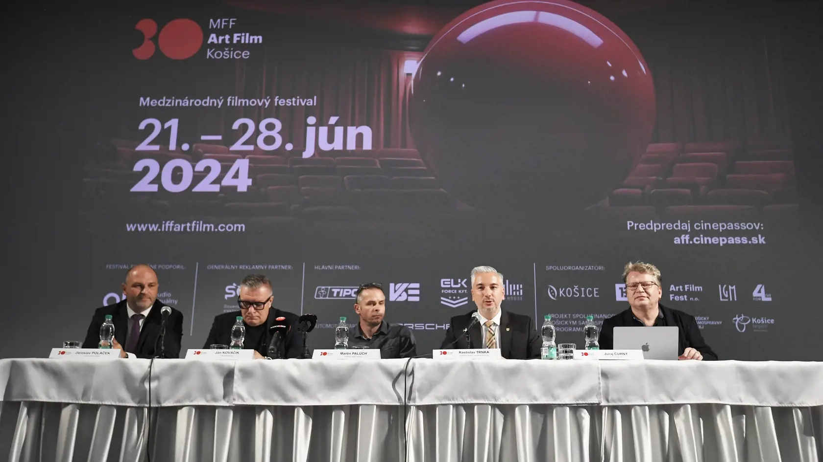 Na snímke zľava primátor Košíc Jaroslav Polaček, producent festivalu Ján Kováčik, umelecký riaditeľ festivalu Martin Palúch, predseda KSK Rastislav Trnka a hovorca festivalu Juraj Čurný počas tlačovej konferencie organizačného tímu MFF Art Film Košice 2024 v Košiciach 6. júna 2024. FOTO TASR – František Iván