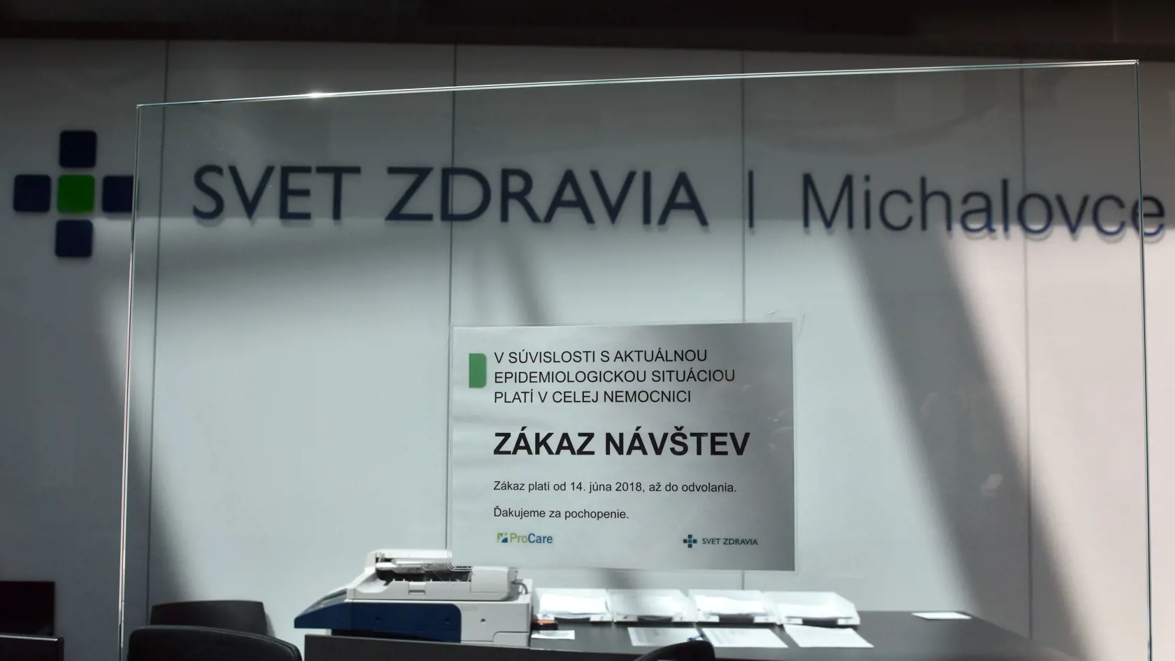 Pre osýpky vyhlásili v utorok 10. júla 2018 v okrese Michalovce mimoriadnu situáciu. Platiť začne o 15. h. Na snímke oznam o zákaze návštev pre zvýšenú epidemiologickú situáciu osýpok v Nemocnici Svet Zdravia v Michalovciach. FOTO TASR - Roman Hanc