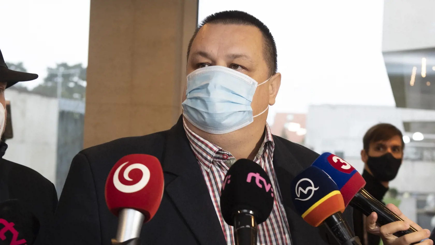Ján Mikas príchod na zasadnutie Ústredného krízového štábu