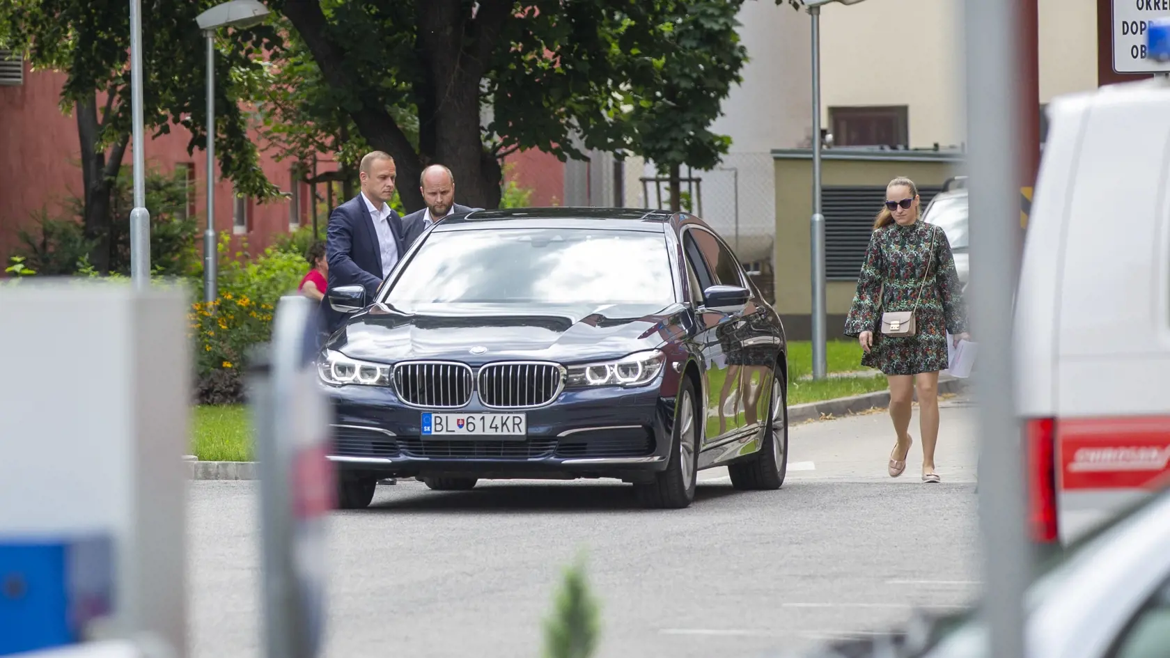 Paparazzi pred nemocnicou Sv. Michala. Na obr. Minister obrany Jaroslav Naď.