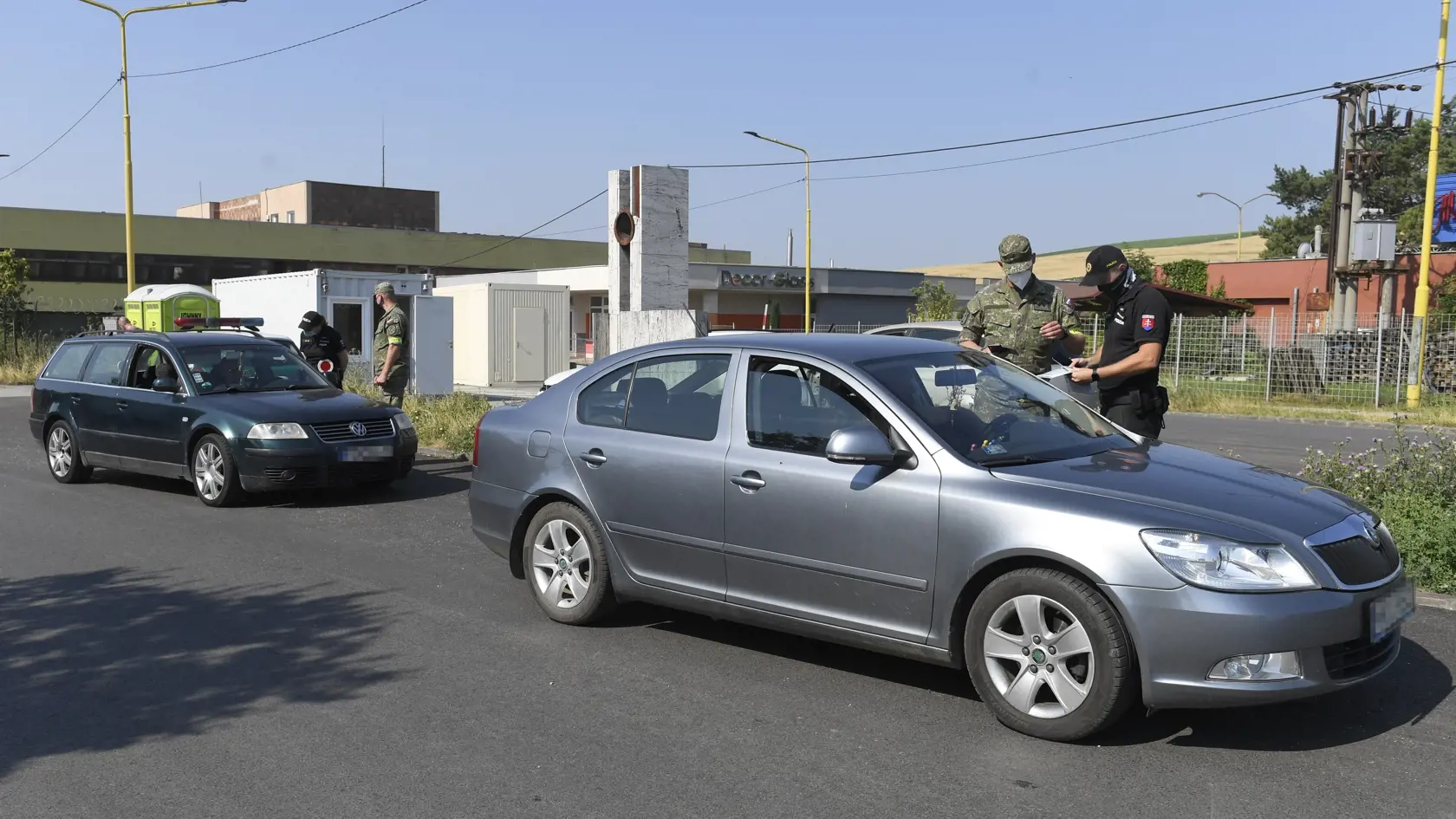 Na snímke polícia kontroluje prichádzajúce autá na slovensko-maďarskom hraničnom priechode Milhosť -Tornyosnémeti 6. júla 2021.