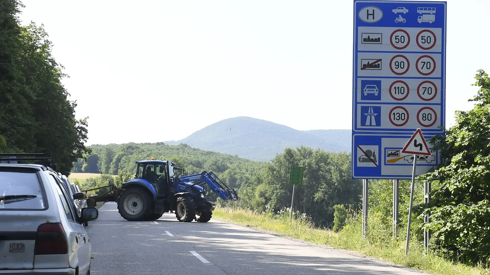 Na snímke otvorený malý hraničný priechod Skároš – Hollóháza v okrese Košice – okolie o 10.00 hod. 6. júla 2021, ktorý podľa avizovania už mal byť uzatvorený.