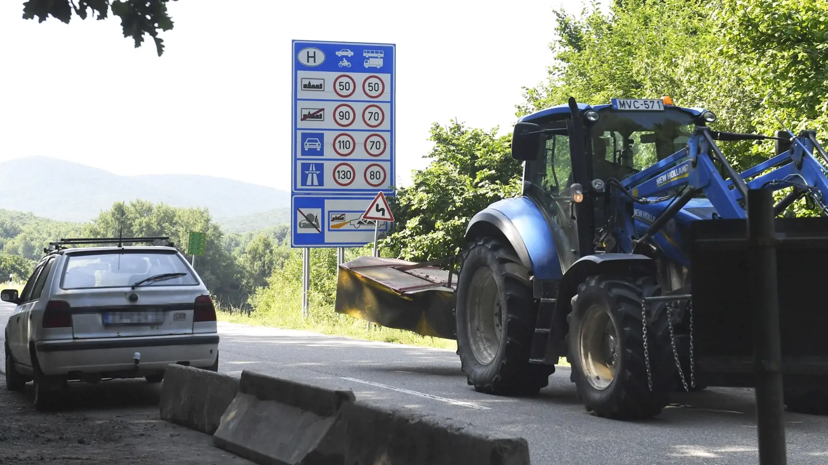 Na snímke otvorený malý hraničný priechod Skároš – Hollóháza v okrese Košice – okolie o 10.00 hod. 6. júla 2021, ktorý podľa avizovania už mal byť uzatvorený.
