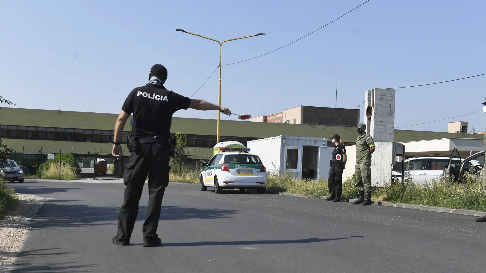 Na snímke polícia kontroluje prichádzajúce autá na slovensko-maďarskom hraničnom priechode Milhosť -Tornyosnémeti 6. júla 2021.