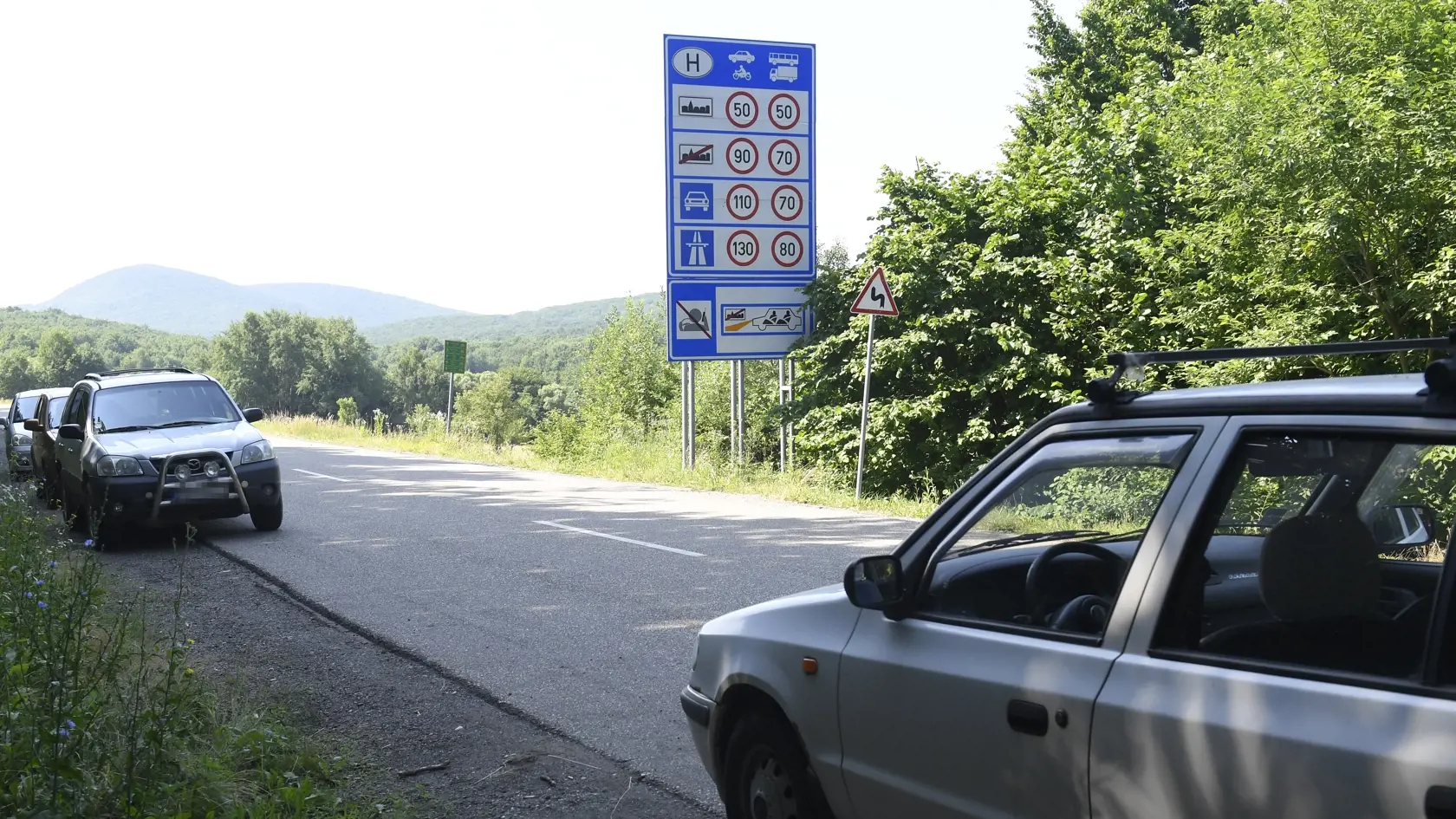 Na snímke otvorený malý hraničný priechod Skároš – Hollóháza v okrese Košice – okolie o 10.00 hod. 6. júla 2021, ktorý podľa avizovania už mal byť uzatvorený.