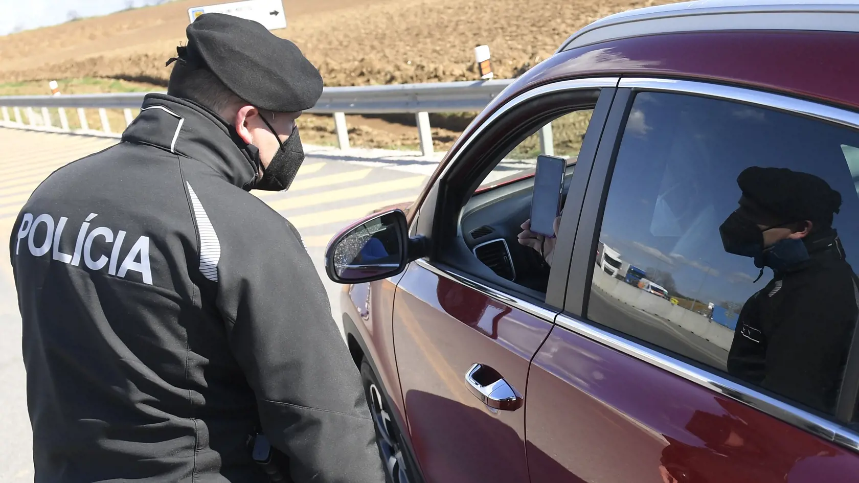 "Zvýšia sa horné hranice pokút v blokovom (zo 100 na 150 eur) i riadnom správnom konaní (z 200 na 300 eur). Zároveň bude možné za tento priestupok uložiť zákaz činnosti a porušenie sa bude rátať medzi tri závažné priestupky počas 12 mesiacov," priblížila Marta Fabianová z tlačového odboru Ministerstva vnútra (MV) SR.