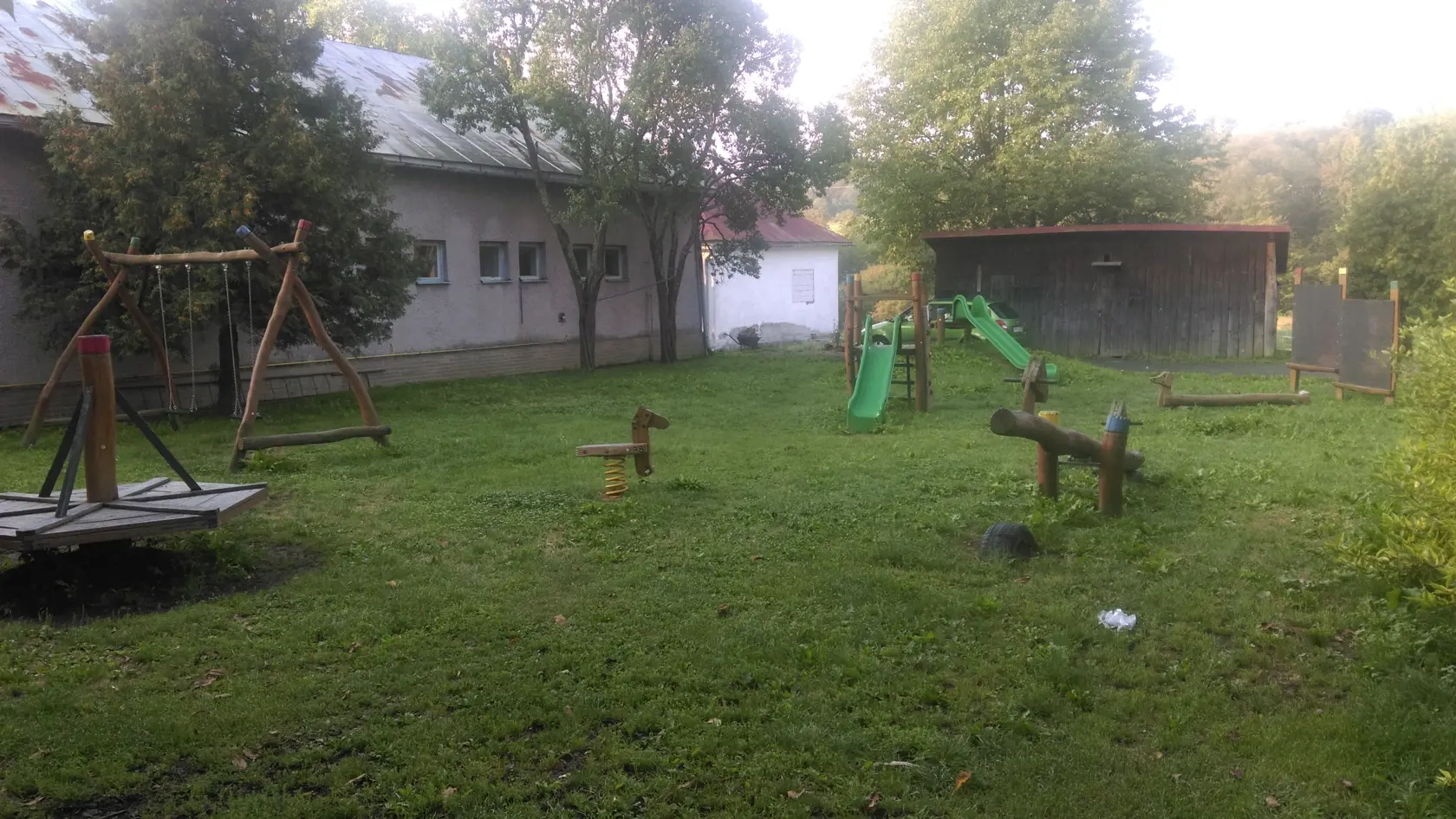 Schátraná Základná škola s materskou školou. V takomto stave ju súčasný starosta Vyšného Mirošova Michal Petraník prebral od predchádzajúcej starostky pred 12 rokmi.