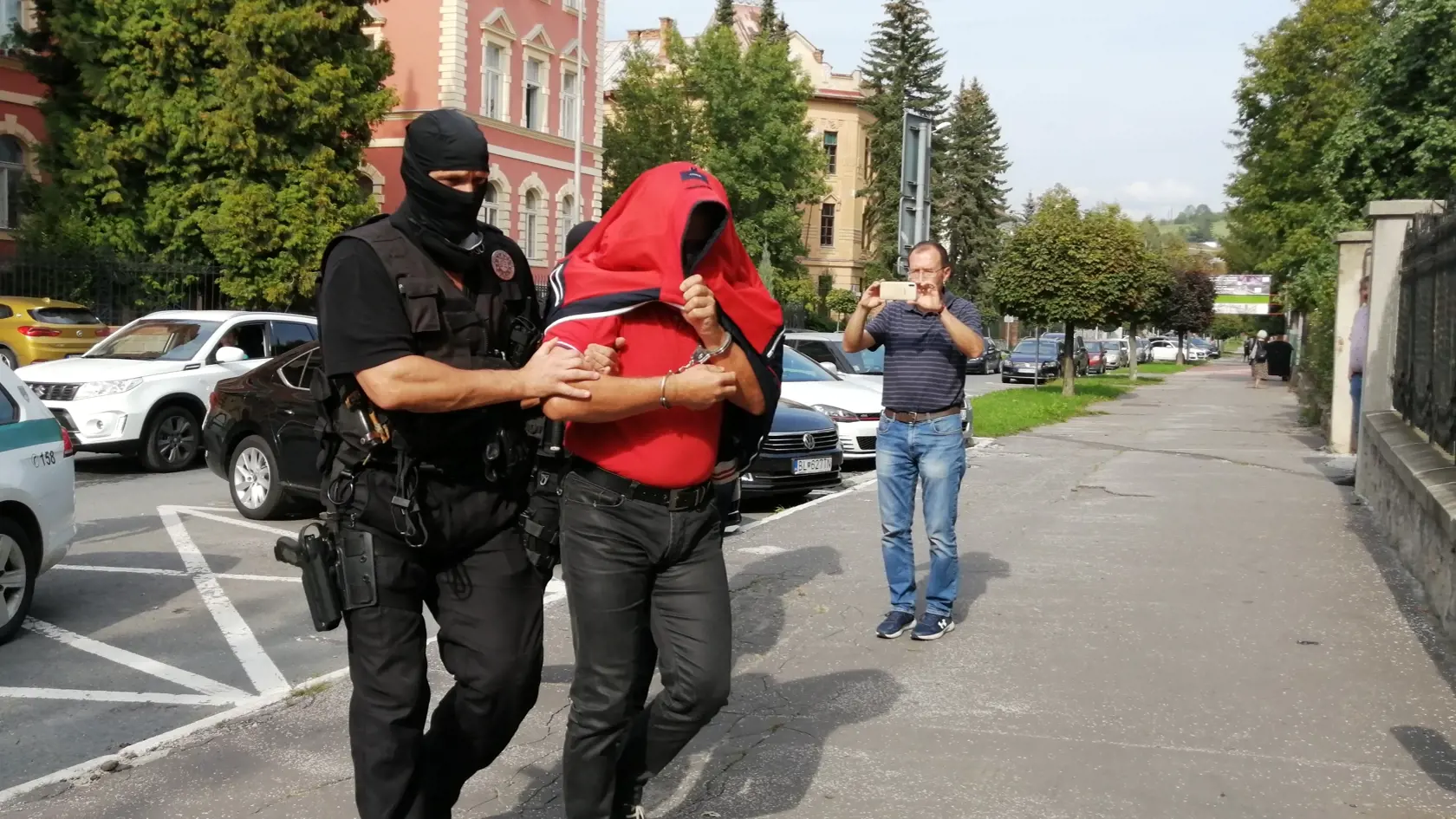 Na súd do Banskej Bystrice prichádzajú osôby zadržané v rámci policajnej akcie Plevel.