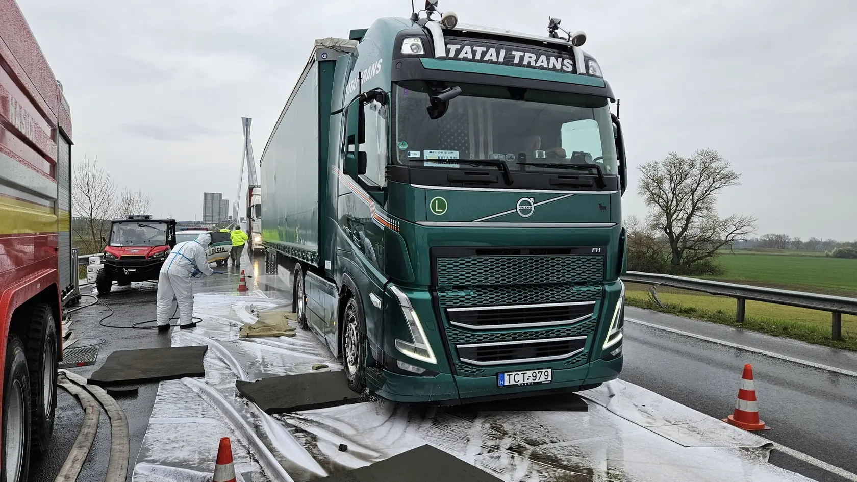 Na snímke pracovník dezinfikuje nákladné vozidlá prichádzajúce na Slovensko z Maďarska na hraničnom priechode Komárno - Komárom na Monoštorskom moste v Komárne 31. marca 2025 v rámci zavedených mimoriadnych opatrení pre šírenie vysoko nákazlivého ochorenia slintačky a krívačky. FOTO TASR - Milan Drozd
