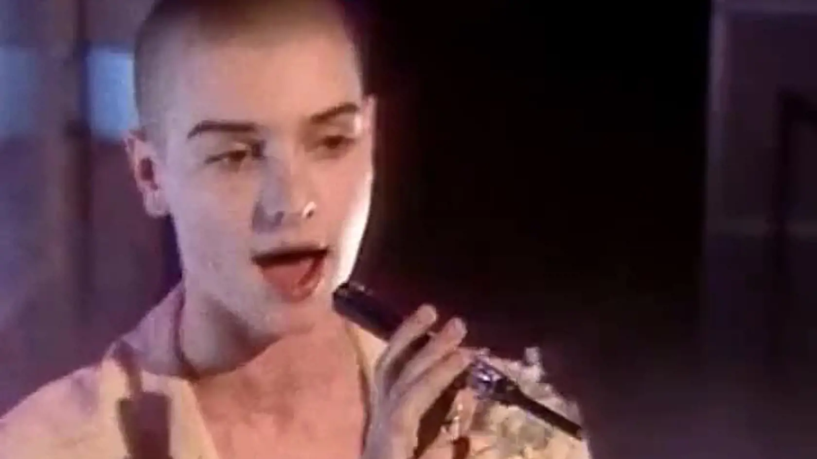 Detaily úmrtia speváčky Sinéad O'Connor (†56) zatiaľ neboli zverejnené, isté však je, že na tom pred svojím skonom nebola psychicky vôbec dobre. Pár mesiacov pred smrťou sa dobrovoľne nechala hospitalizovať na psychiatrii a frontman skupiny Boomtown Rats Bob Geldof (71) teraz prezradil, že mu pred smrťou posielala zúfalé SMSky.