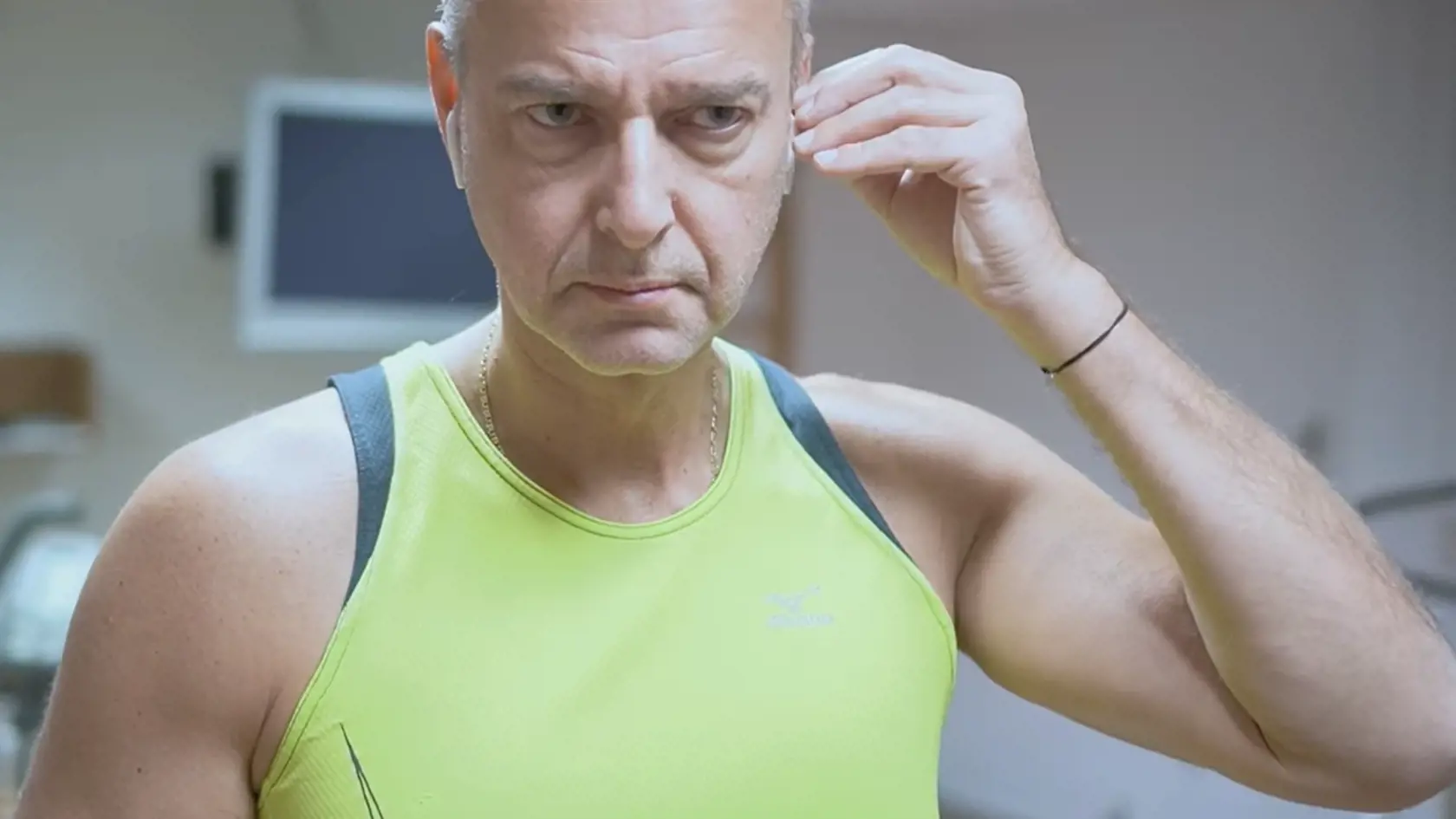 Richard Raši opäť predviedol svoje vypracované telo! Na sociálnej sieti sa pochválil zábermi z fitnesscentra! Poslanec sa netají svojou láskou ku športu. Je veľký milovník turistiky, bicykluje, beháva, lyžuje, či hrá squash.