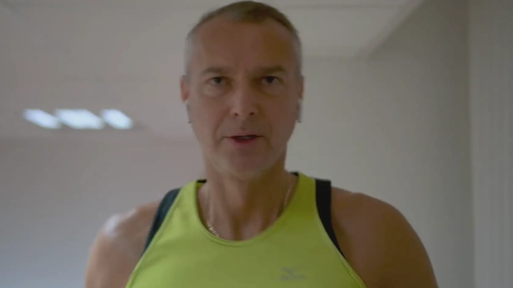 Richard Raši opäť predviedol svoje vypracované telo! Na sociálnej sieti sa pochválil zábermi z fitnesscentra! Poslanec sa netají svojou láskou ku športu. Je veľký milovník turistiky, bicykluje, beháva, lyžuje, či hrá squash.