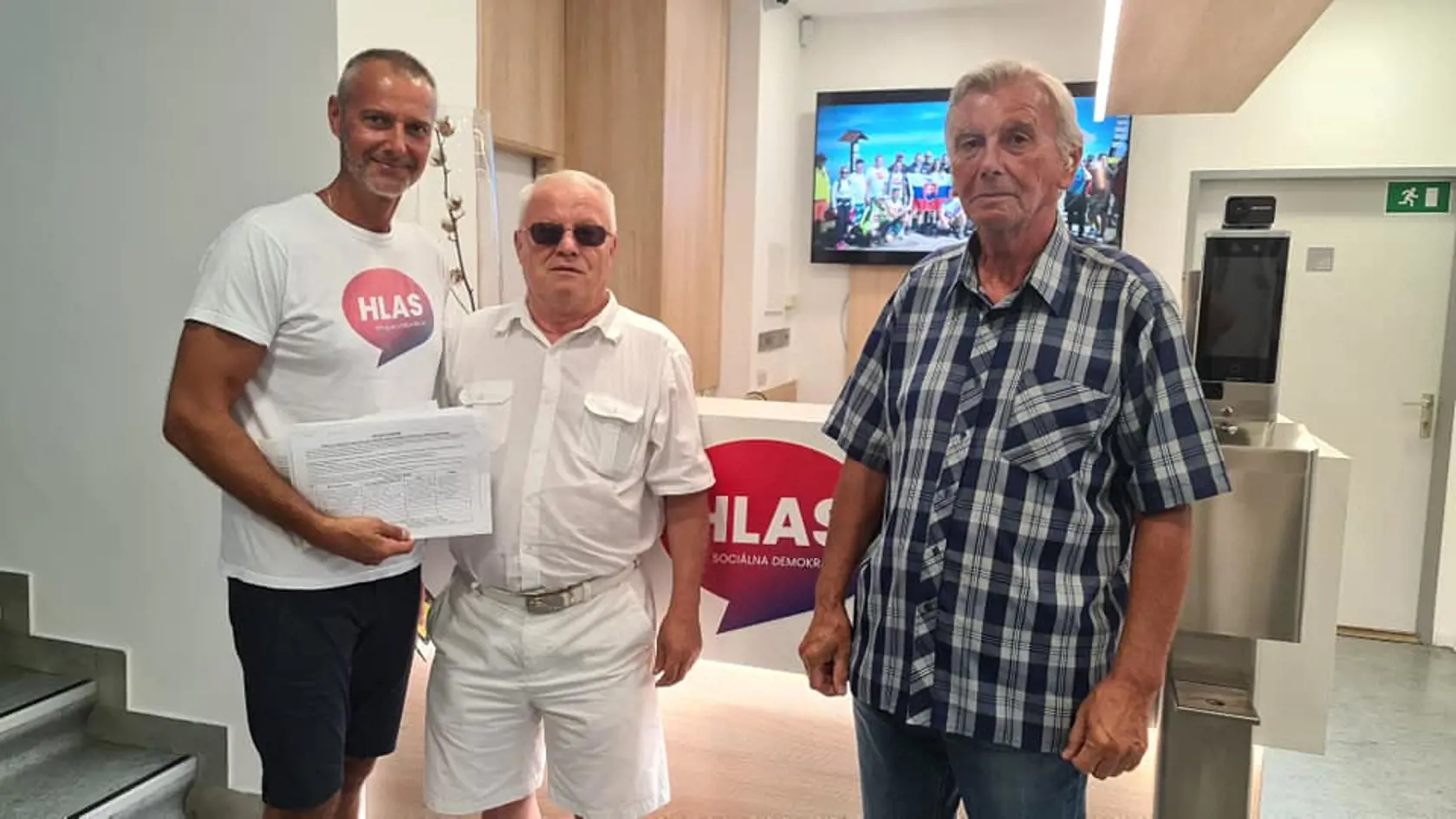 "Som presvedčený, že referendum spojené s komunálnymi voľbami otvorí cestu k predčasným voľbám. A chcem sa poďakovať našim členom z Partizánskeho, ktorí nám priniesli ďalších takmer 500 podpisov," napísal Richard Raši (Hlas-SD). 