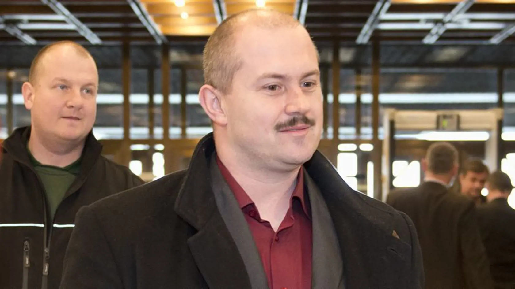 Kotlebov poslanec v Národnej rade SR Peter Krupa mal počas protestu fyzicky napadnúť policajta. Skončil zadržaný a momentálne je už aj trestne stíhaný.