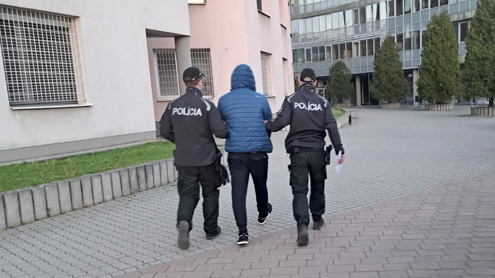 Polícia v Novom Meste nad Váhom zadržala muža, ktorý roky obťažoval expriateľku.