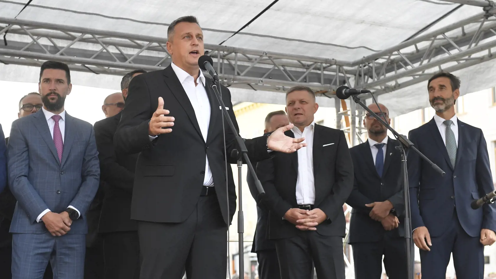 Na snímke predseda SNS Andrej Danko počas prejavu na protivládnom proteste na Hlavnej ulici v Košiciach 1. septembra 2022.