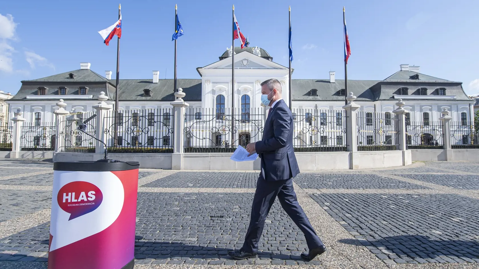 Na snímke predseda strany Hlas-SD Peter Pellegrini prichádza na brífingu s novinármi pred Prezidentský palác na tému "Referendum za predčasné voľby" 3. mája 2021 v Bratislave. FOTO TASR - Martin Baumann