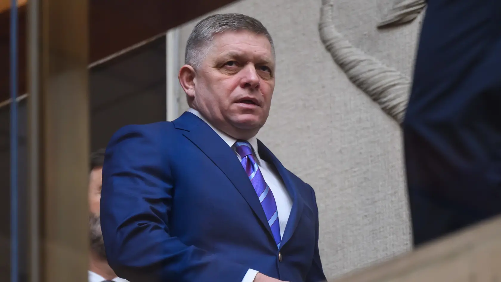 „Vyslovujem presvedčenie, že vo štvrtok popoludní sa všetci ukľudníme a sústredíme na veľkonočné sviatky.“ O tom, že Ficovi nebolo dobre, ako prvý prehovoril český exprezident Miloš Zeman. Ten práve v piatok bol na návšteve v paláci nielen u Petra Pellegriniho, ale aj mal vystúpenie v televízii TA3 a diskutovať mal práve s Robertom Ficom.