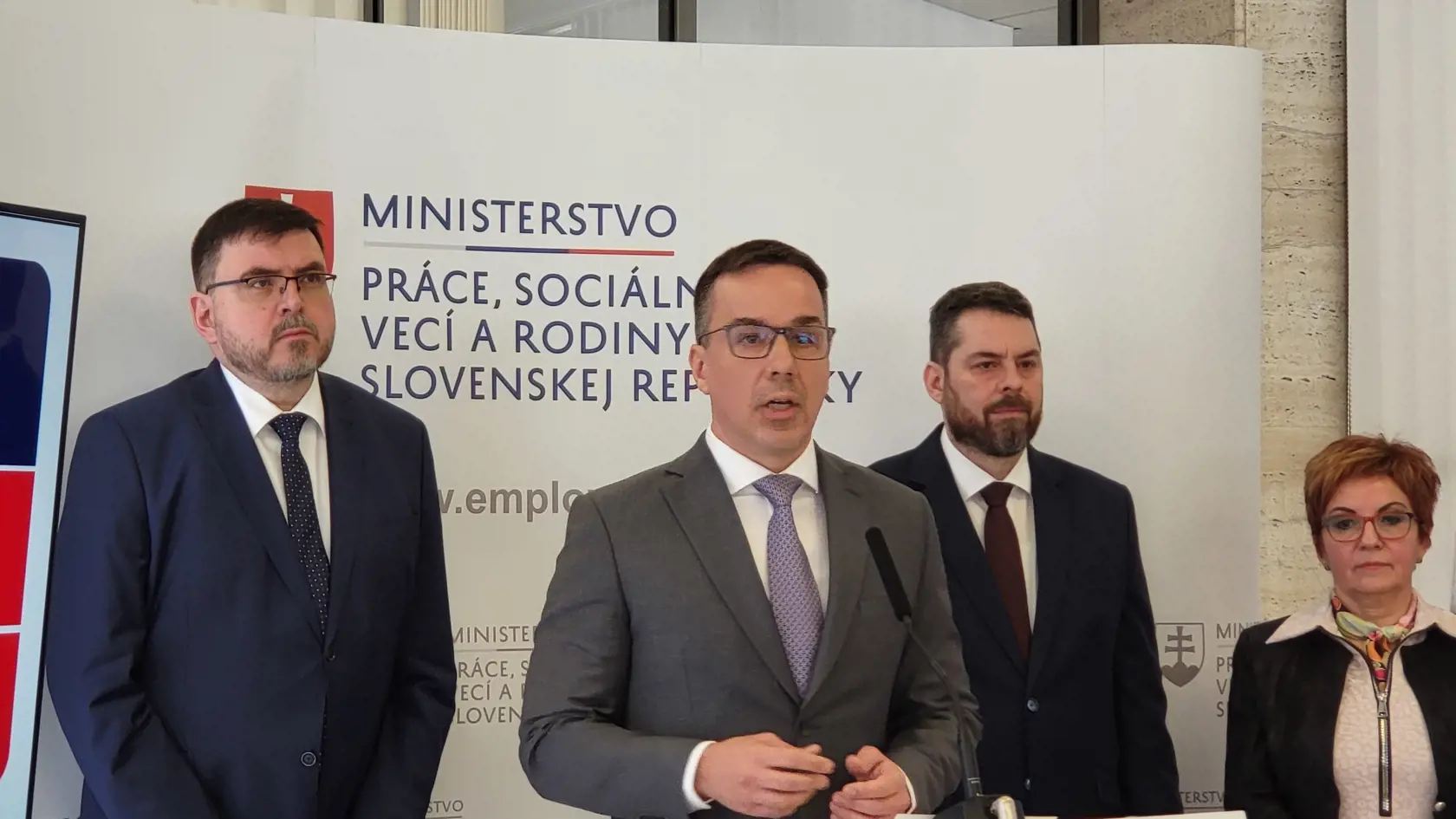 Minister práce predstavuje pomoc pre dlhodobo nezamestnaných.
