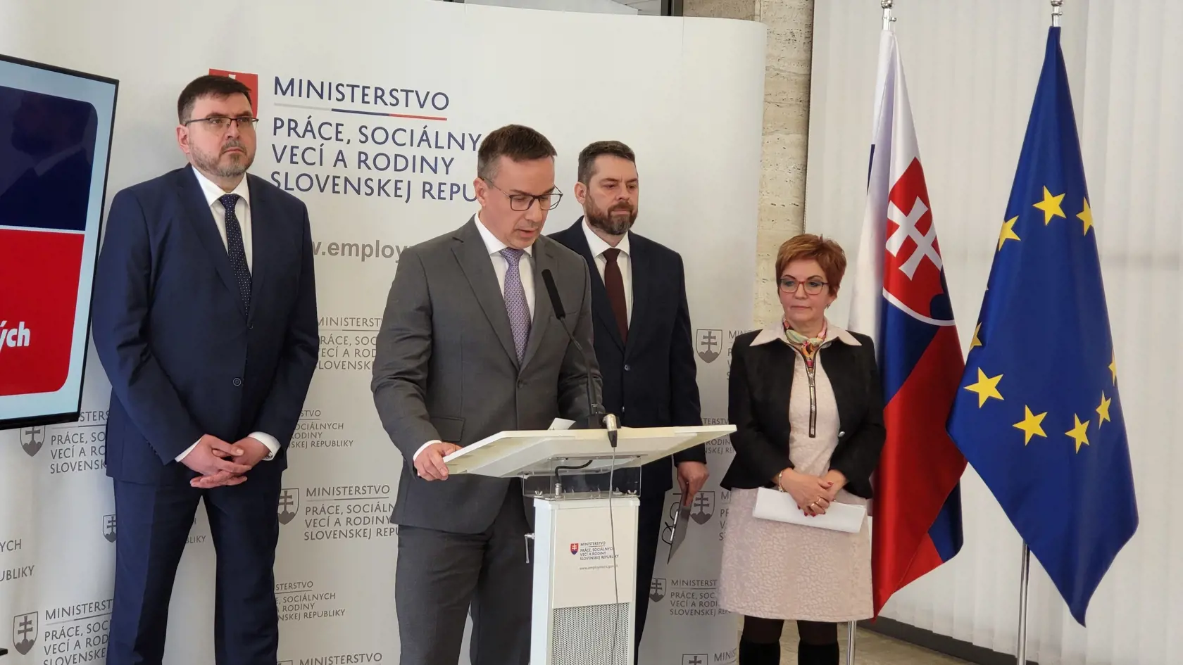 Minister práce predstavuje pomoc pre dlhodobo nezamestnaných.