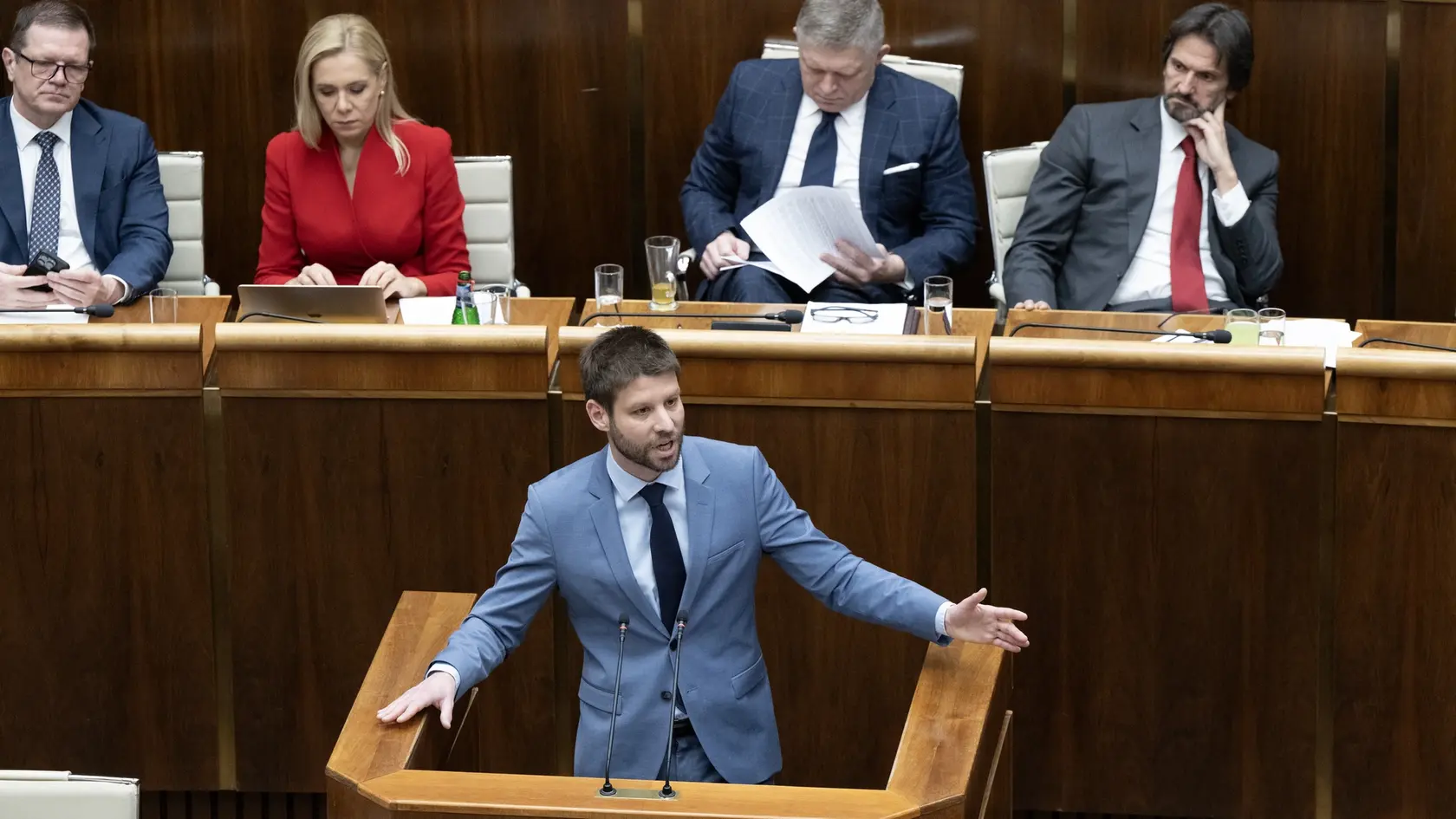 Mimoriadna schôdza NR SR k odvolávaniu vlády.