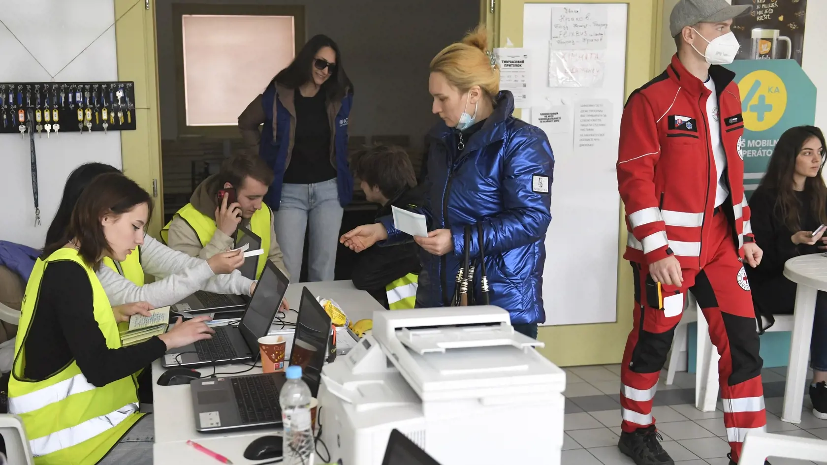 Na snímke vydávanie potrebných dokladov pre utečencov z Ukrajiny v centre pomoci pre utečencov na kúpalisku Červená hviezda pri železničnej stanici v Košiciach 29. marca 2022. FOTO TASR – František Iván