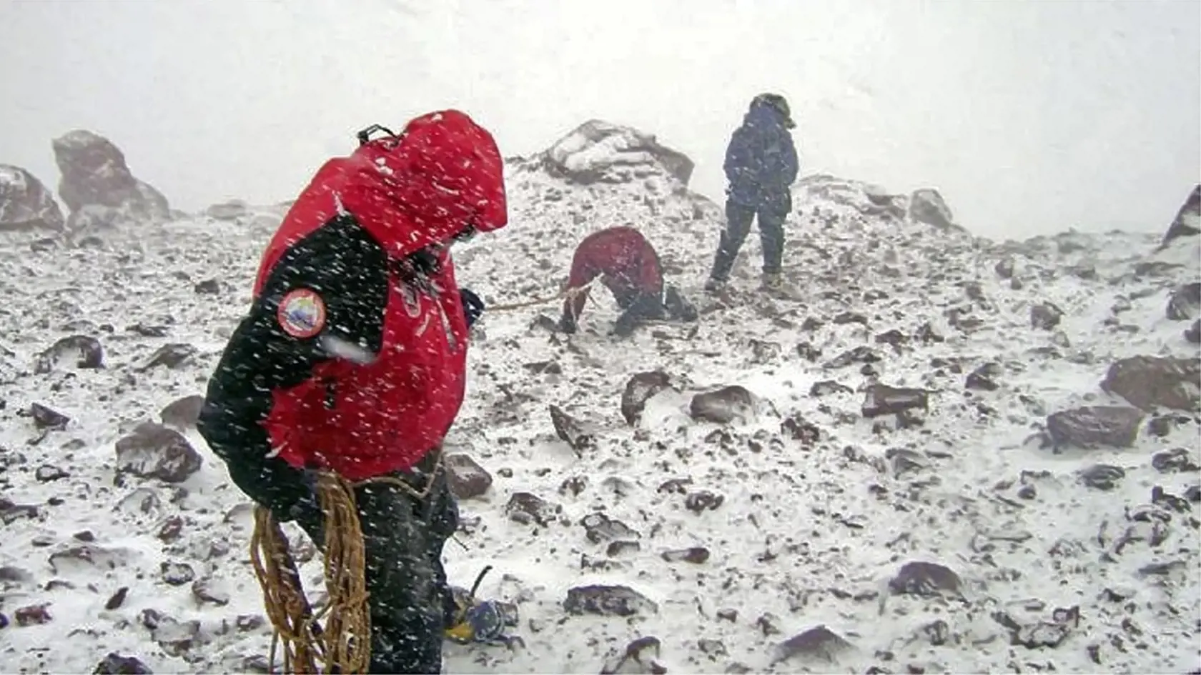 Na snímke horolezci na vrchole hory Aconcagua.