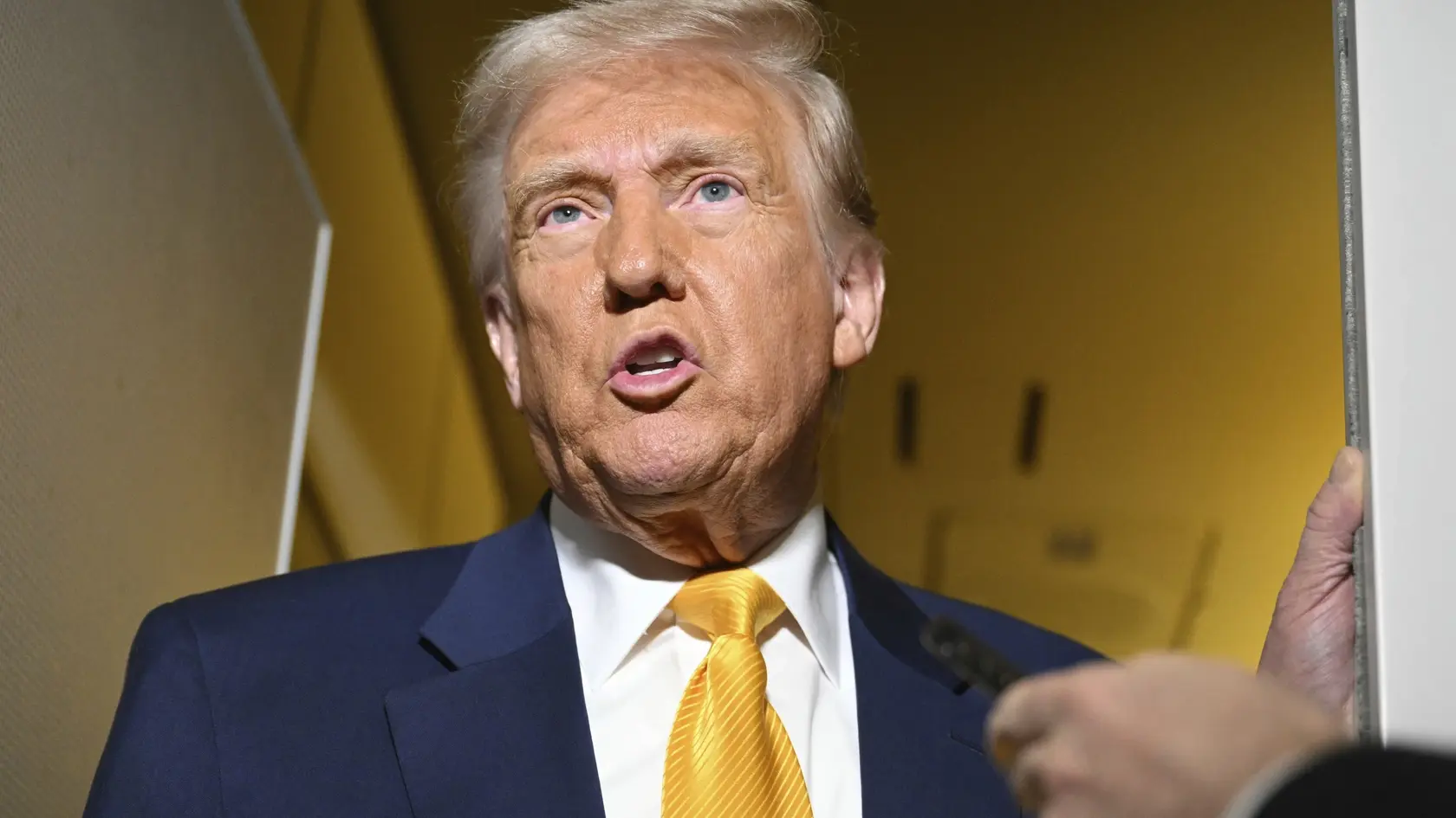 „Prezident Trump vykazuje vynikajúce kognitívne a fyzické zdravie a je plne spôsobilý vykonávať povinnosti vrchného veliteľa (armády USA) i hlavy štátu,“ uvádza sa v liste Barbabellu, ktorý zverejnil Biely dom. „Jeho aktívny životný štýl naďalej významne prispieva k jeho dobrej kondícii,“ dodal Barbabella, pričom sa odvolal na Trumpove početné stretnutia v úrade prezidenta i verejné vystúpenia aj „časté víťazstvá na golfových podujatiach“.