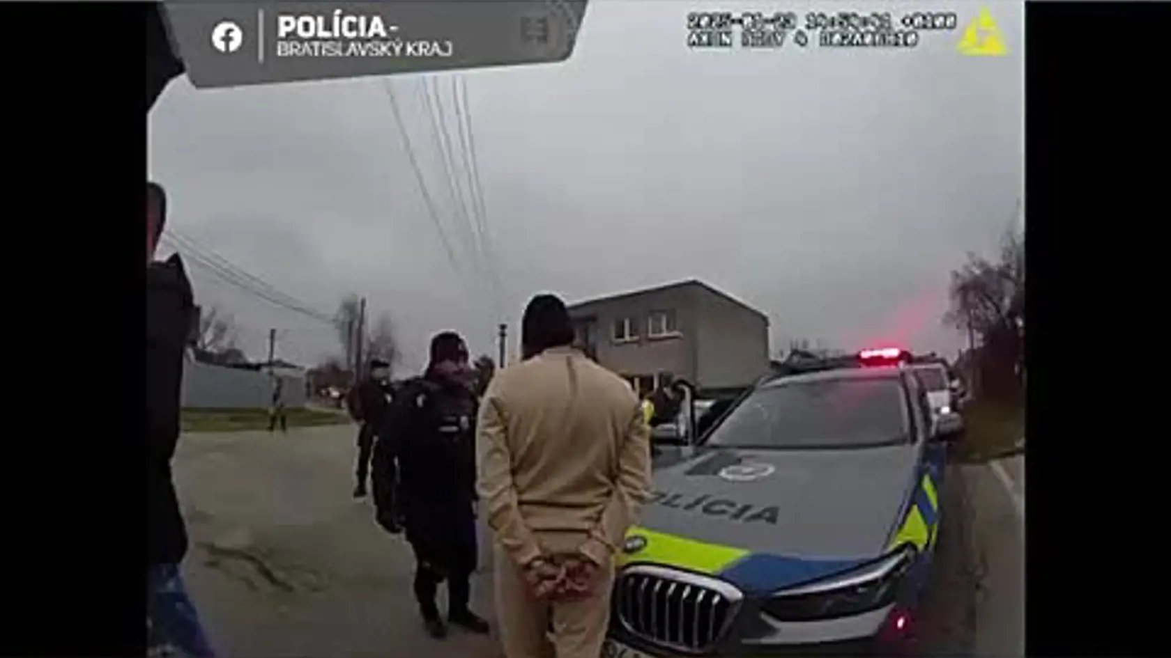Muž, o ktorého sa dlhší čas zaujímala kriminálna polícia, vo štvrtok (23. 1.) popoludní unikal v osobnom aute malackým policajtom. Svojou nebezpečnou jazdou pokračoval až do obce Závod, kde sa skryl v priestoroch domu. Policajti ho následne zadržali.