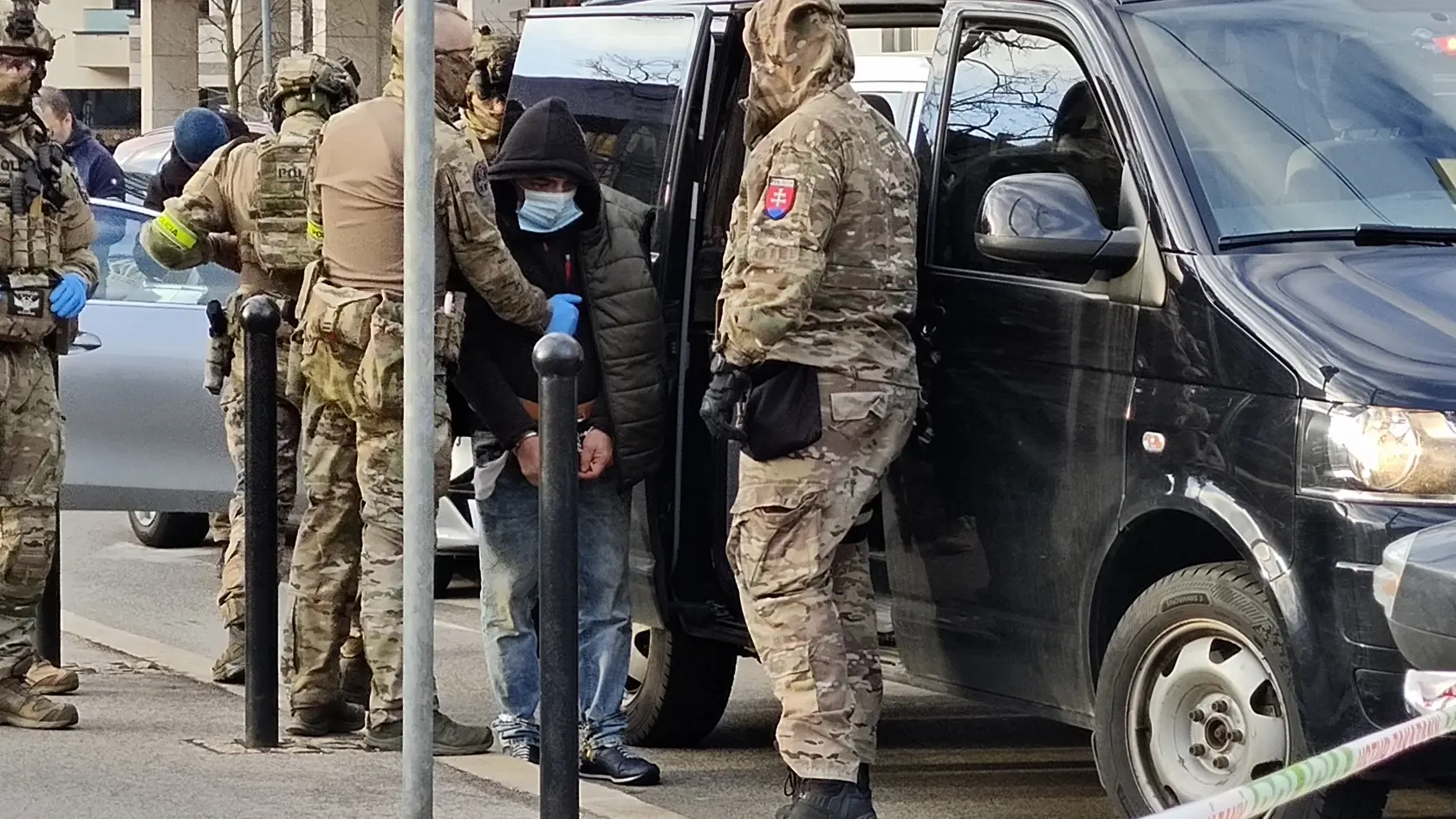 Rozruch v centre Bratislavy. V uliciach zasahuje špeciálne komando.