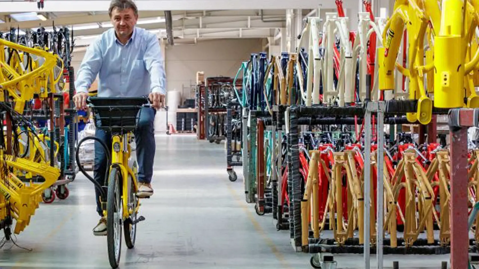 Majiteľ firmy, ktorá bicykle vyrába, Neuzer András, 