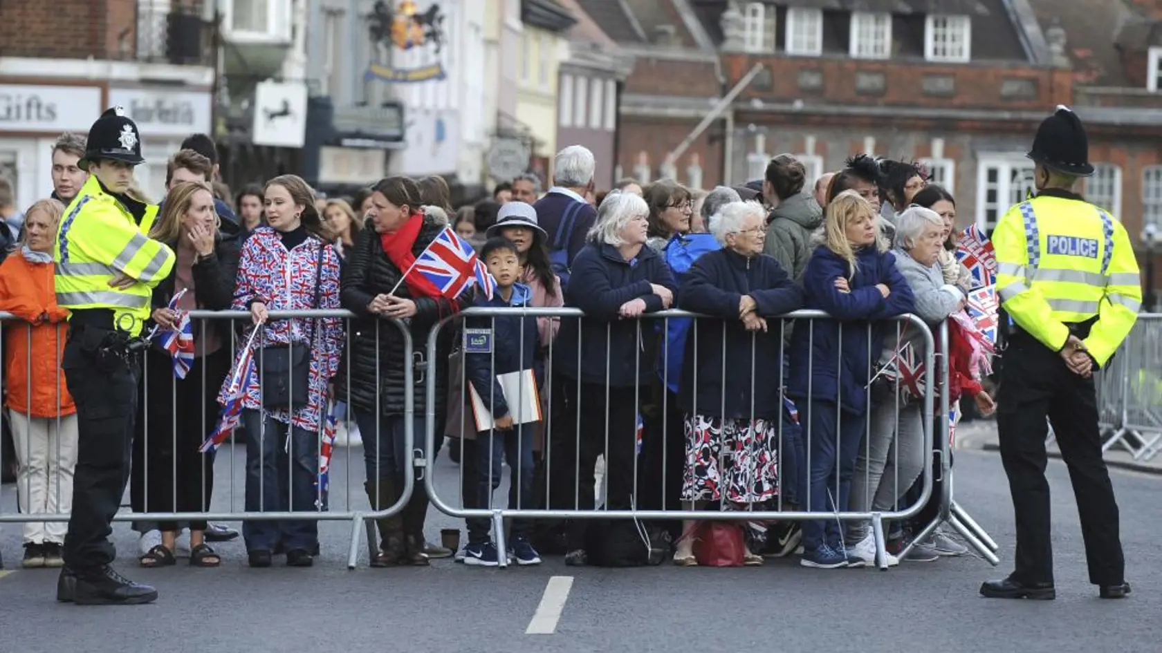 Kráľovskí fanúšikovia: Oproti davom, ktoré vítali novomanželov Meghan a Harryho, ide o skromný zástup.