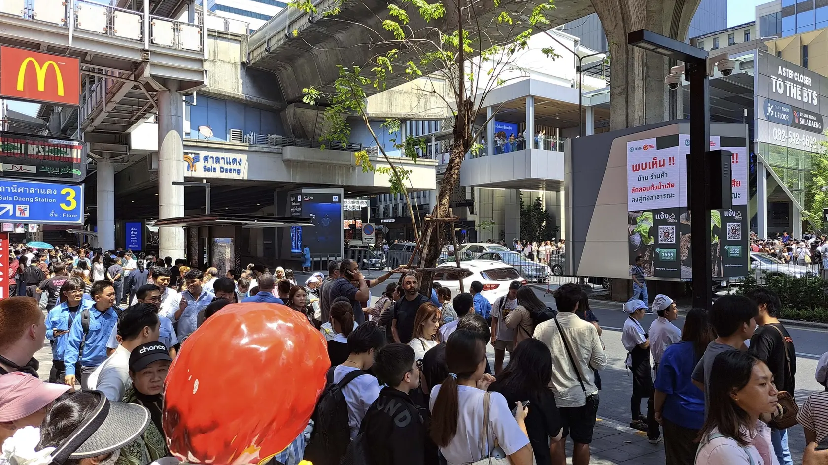 WA 16 Bangkok - Na snímke ľudia, ktorých evakuovali, stoja pred budovami po zemetrasení v thajskej metropole Bangkok v piatok 28. marca 2025. FOTO TASR/AP

 People who evacuated from buildings following earthquake in Bangkok, Thailand, Friday, March 28, 2025. (AP Photo/Chutima Lalit)