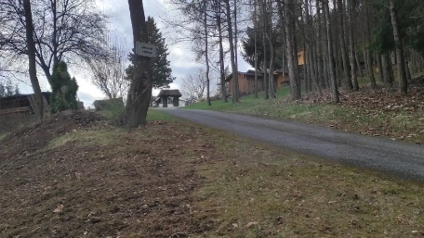 Cesta k haciende. Práve záhradníci z nej našli telo Štefana. Nešťastný muž sa rozhodol odbočiť z cesty vľavo , kde ukončil svoj život otočený smerom na Korytárky.