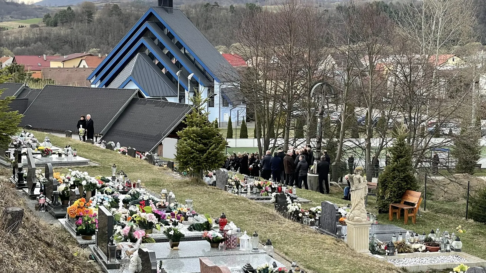 Kostol je blízko  cintorína.