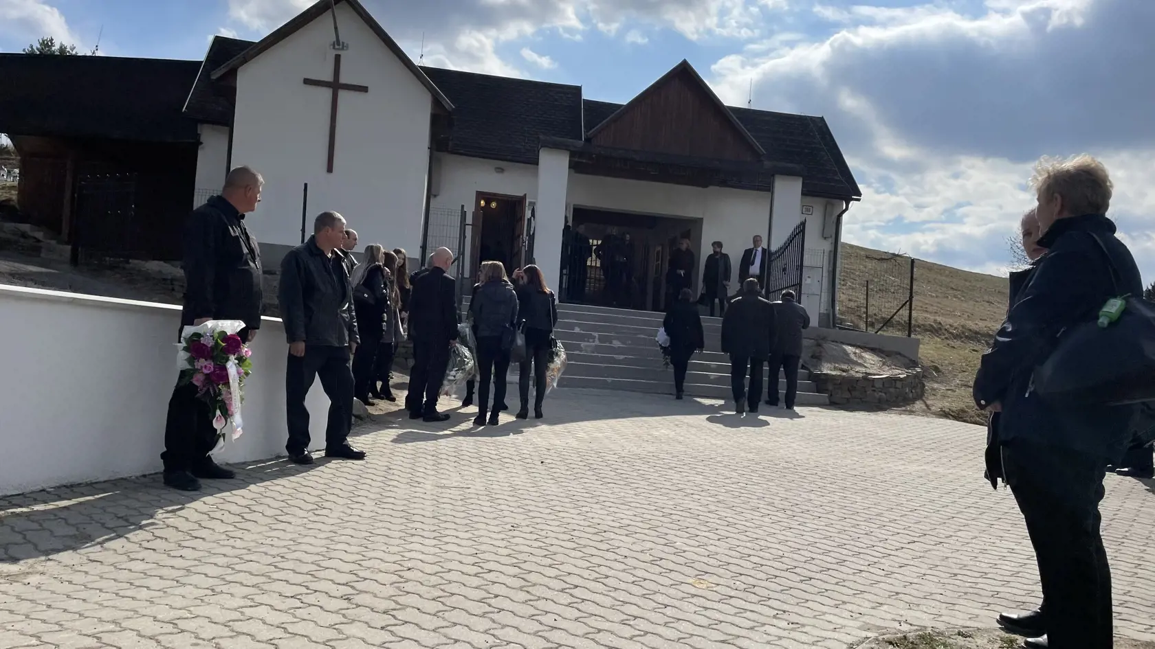 Obrad v dome smútku a na cintoríne sa konal až po zádušnej omši.