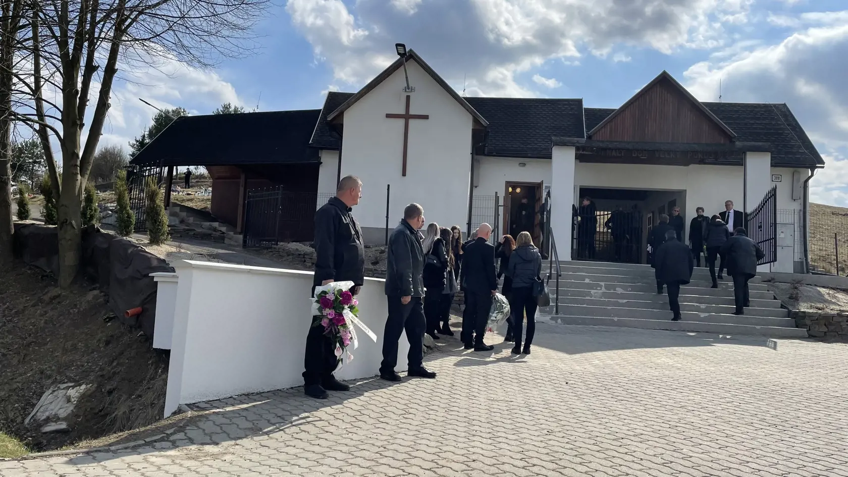 Rodinu napriek tragickému koncu otca a manžela upokojuje to, že mohli otca dôstojne pochovať.